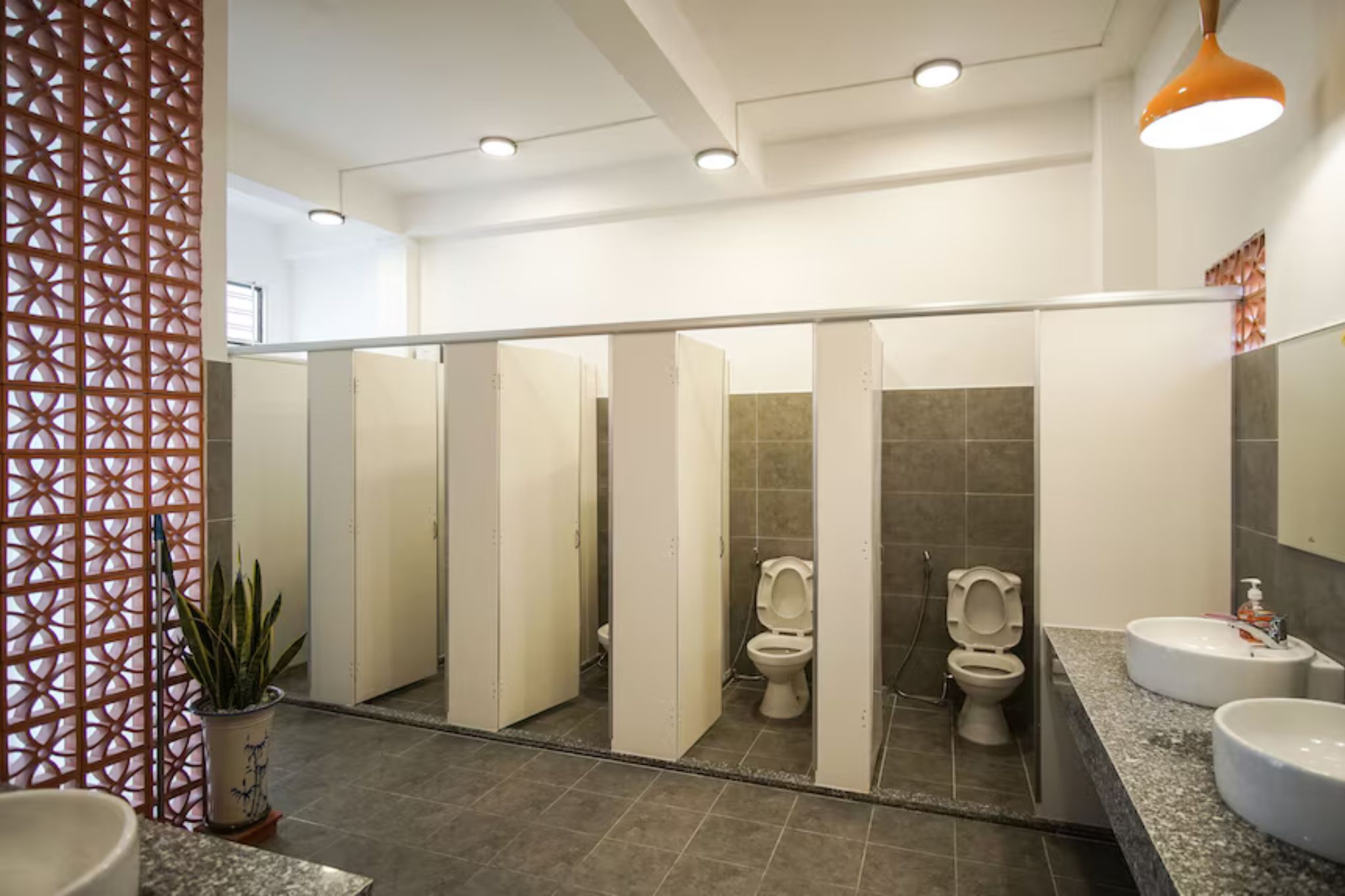 Thiết kế toilet và phòng tắm dùng chung trong hostel 10